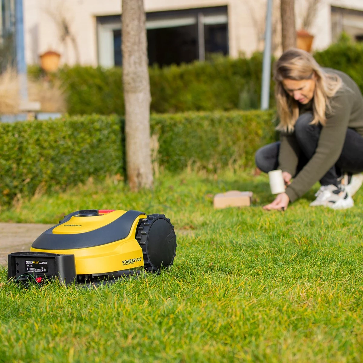 Powerplus POWXG6305 Robotmaaier - 18V - Voor Gazons Tot Ca. 500m² - Maaibreedte 180mm - Incl. Laadstation En Accessoires 7 Powerplus POWXG6305 Robotmaaier - 18V - Voor Gazons Tot Ca. 500m² - Maaibreedte 180mm - Incl. Laadstation En Accessoires - Image 7