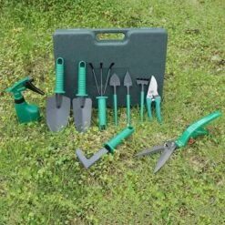Merkloos 10-Delige Tuingereedschap Set Inclusief Opbergkoffer - Tuinierset - Tuinsetje - Gereedschap Voor Tuin - Tuinschaar - Tuinschepje - Bloemenschaar - Voegenkrabber - Plantenspuit - Grasschaar - Bloemenschep - Tuinhark -Best Garden Tools Store 1200x1200 71