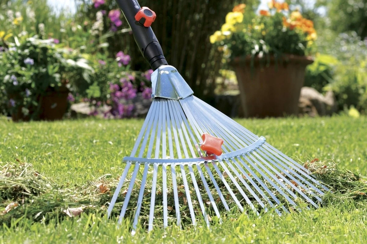 GARDENA Combisysteem Bladhark Hark - Werkbreedte Verstelbaar 30/50 Cm - Aanbevolen Steellengte 130 Cm 3 GARDENA Combisysteem Bladhark Hark - Werkbreedte Verstelbaar 30/50 Cm - Aanbevolen Steellengte 130 Cm - Image 3