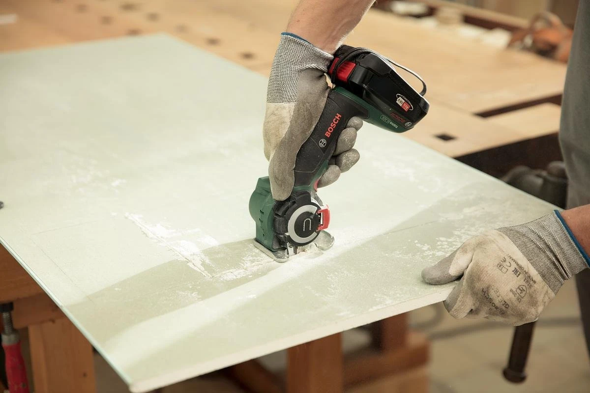 Bosch AdvancedCut 18 Microkettingzaag - Met 1 X 18 V Accu En Lader 6 Bosch AdvancedCut 18 Microkettingzaag - Met 1 X 18 V Accu En Lader - Image 6