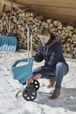 GARDENA Strooiwagen XL Strooikar - 800m2 - 18 Liter -Best Garden Tools Store 799x1200 3