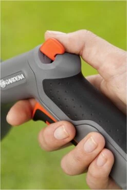 GARDENA - Comfort Reinigingsbroes - Spuitpistool - Traploos Instelbaar -Best Garden Tools Store 800x1200 107