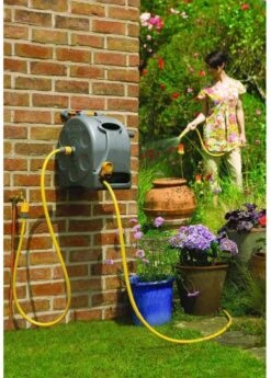 Hozelock Compact Enclosed Reel 2 In 1 - 25 Meter - Slangbox En Muurhaspel In één - Grijs -Best Garden Tools Store 858x1200 1