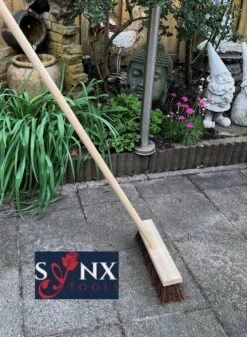 Synx Tools Bezem - Stadsbezem 30 Cm - Buitenveger - Veger - Steel 120 Cm - Harde Natuurvezels - Straatbezem - Bezems - Buitenbezem - Tuinbezem -Best Garden Tools Store 880x1200 2